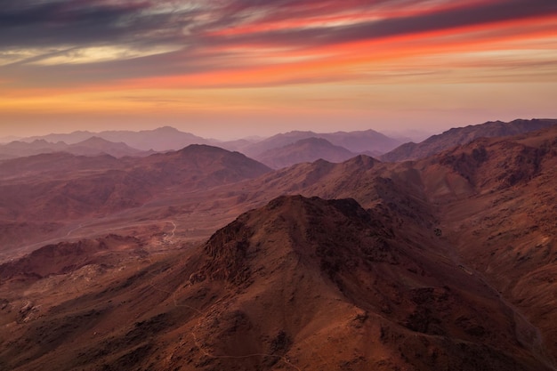 Blick vom Berg Sinai bei Sonnenaufgang Schöne Berglandschaft in Ägypten