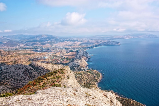 Blick vom Berg Sokol auf die Stadt Sudak und die Meeresbucht