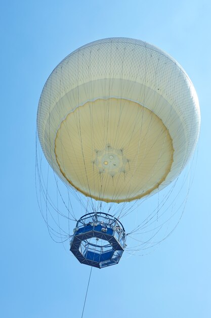 Blick vom Boden auf einen Ballon im blauen Himmel, Ayarkon