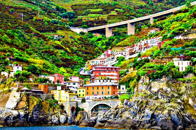 Blick vom Boot auf die Stadt Riomaggiore, eines der Dörfer der Cinque Terre. La Spezia, Ligurien