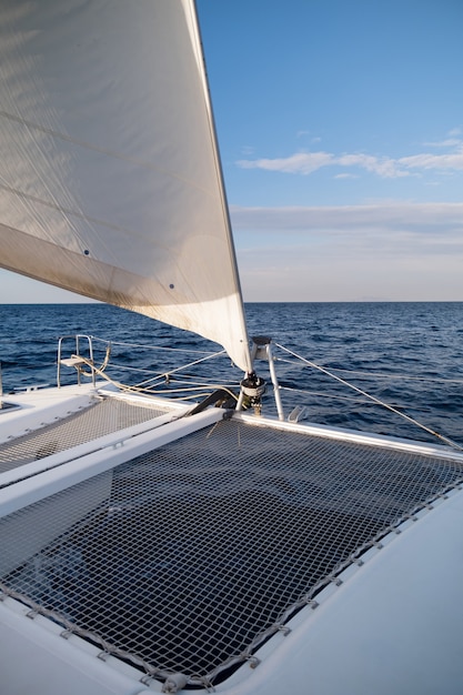 Blick vom Bug der Katamaran-Yacht-Kreuzfahrt durch Meer Griechenland Europa