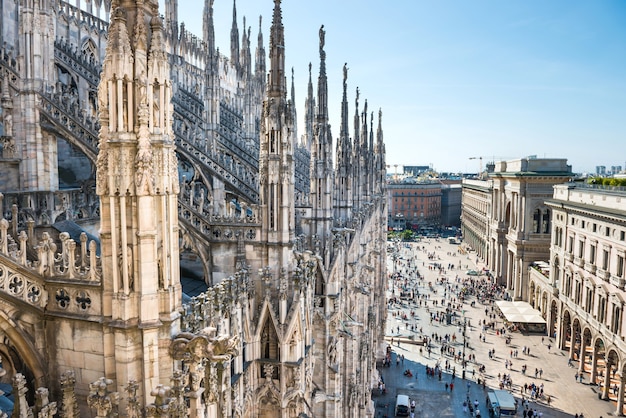 Blick vom Dach der gotischen Kathedrale Duomo auf die Piazza in Mailand