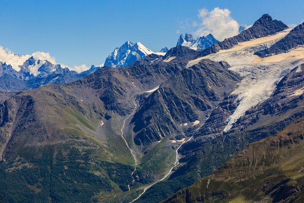 Blick vom Elbrus auf die umliegenden Berggipfel mit Schnee und Gletschern im Nordkaukasus.