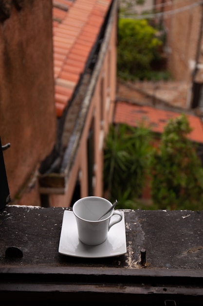 Blick vom Fenster auf Stadt mit Tasse Kaffee der Fensterbank in Venedig, Italien.