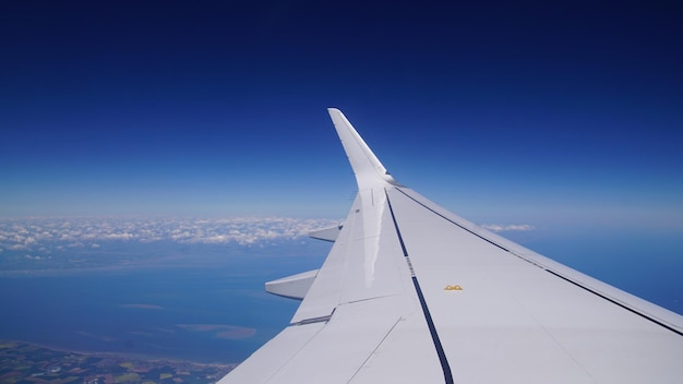 Blick vom fliegenden Flugzeug mit blauem Himmel