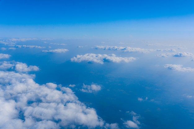 Blick vom Flugzeugfenster zum Himmel