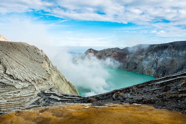 Blick vom Ijen-Krater, Schwefelrauch bei Kawah Ijen, Vocalno in Indenesien?