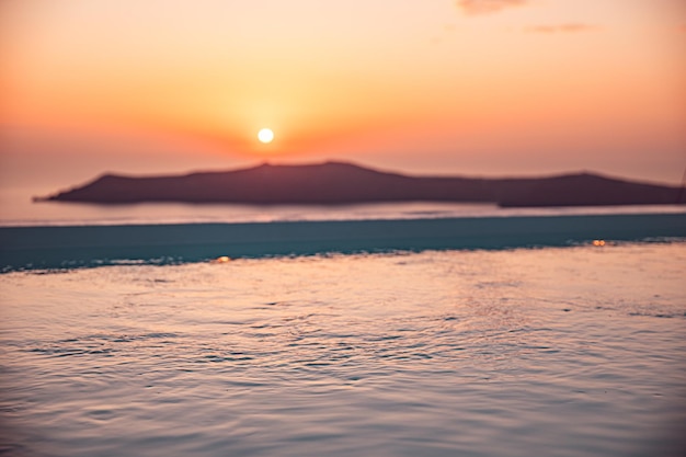 Blick vom Infinity-Pool Wunderschöner Sonnenuntergang, Landschaft, Meereslandschaft, Himmel und Horizont, Outdoor-Resort-Hotel