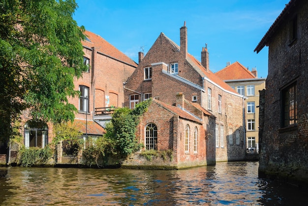 Blick vom Kanal auf die alten Kaufmannshäuser aus Backstein in Brügge, Belgien Blick auf die Stadt im alten mittelalterlichen Europa