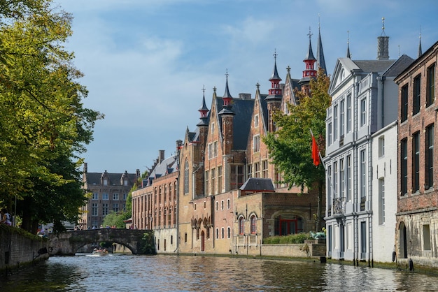 Blick vom Kanal auf die alten Kaufmannshäuser aus Backstein in Brügge, Belgien