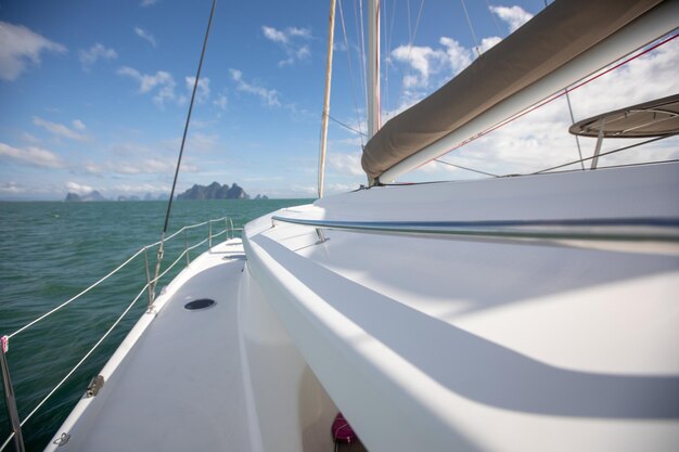 Blick vom Kutterbrett mit blauem Wasser und Meeresschaum mit einem Boot gesehen / Segelsport an einem sonnigen Sommertag mit blauem Himmel / Geschwindigkeitskonzept /