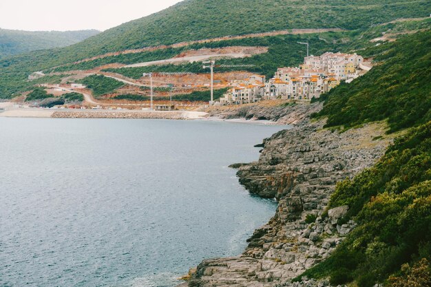 Blick vom Meer auf die Bucht von Lustica montenegro