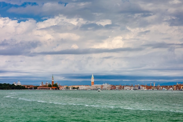 Blick vom Meer auf die Lagune von Venedig Italia