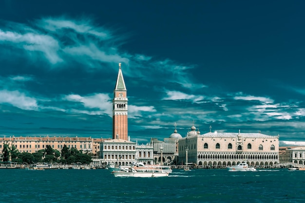 Blick vom Meer auf Venedig am Sommertag Italien