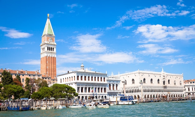 Blick vom Meer des Tourismusverkehrs in der Gegend von San Marco, dem Herzen der Stadt, an einem sonnigen Tag