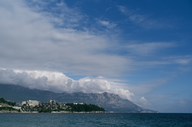 Blick vom Meer zum Strand Häuser Bäume und Berge budva montenegro