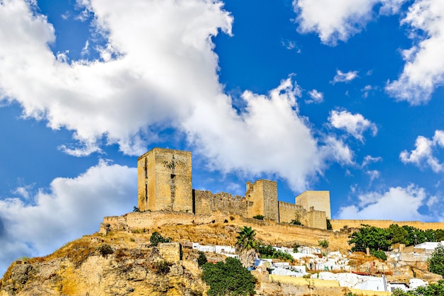 Blick vom Parque de la Retama auf die Burg von Alcala de Guadaira in Sevilla im blauen Himmel