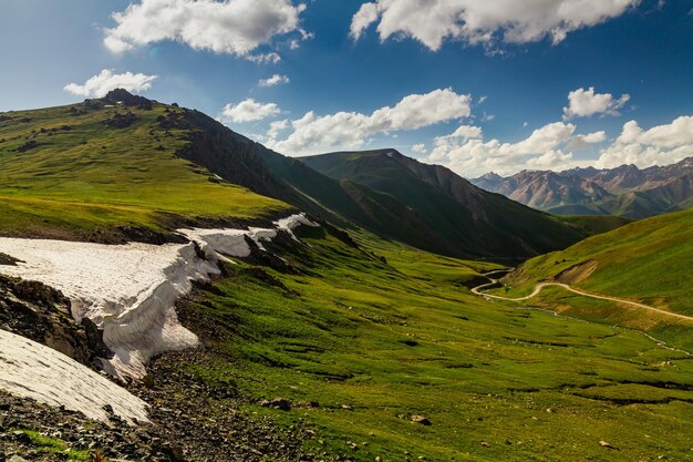 Blick vom Pass auf das grüne Tal und die Berge Kirgisistans