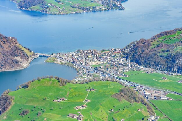 Blick vom Stanserhorn in der Schweiz Anfang Mai Der Stanserhorn ist ein Berg im Schweizer Kanton Nidwalden und ein beliebtes Touristenziel