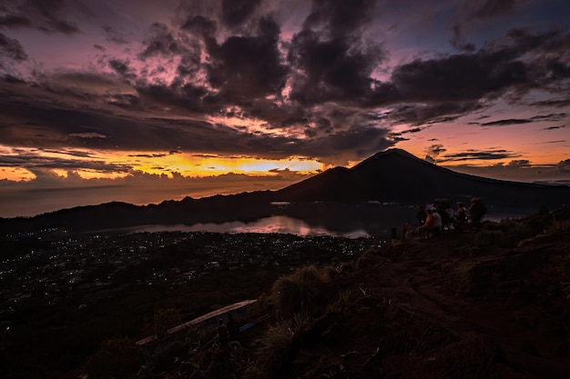 Blick vom Vulkan Batur auf Bali bei Sonnenaufgang