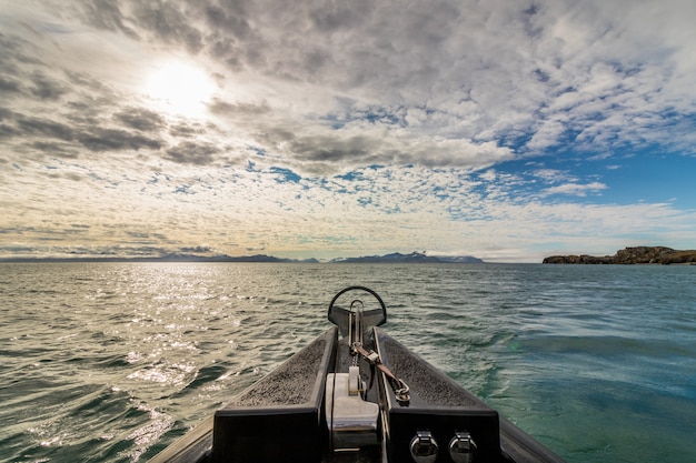 Blick vom Wildtiersafari-Boot am Meer auf Spitzbergen