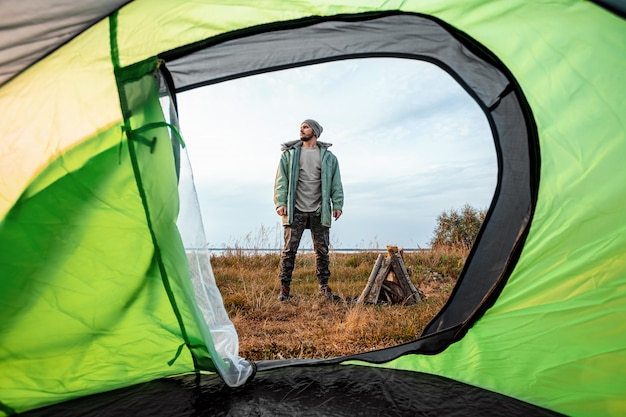 Blick vom Zelt auf die Natur und den Menschen. Reisen, Tourismus, Camping.