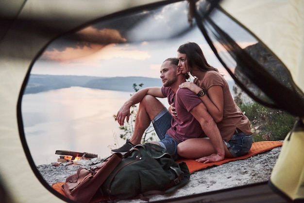 Blick vom Zelt des Paares mit Blick auf den See während der Wanderung. Avel Lifestyle Konzept Abenteuerurlaub im Freien