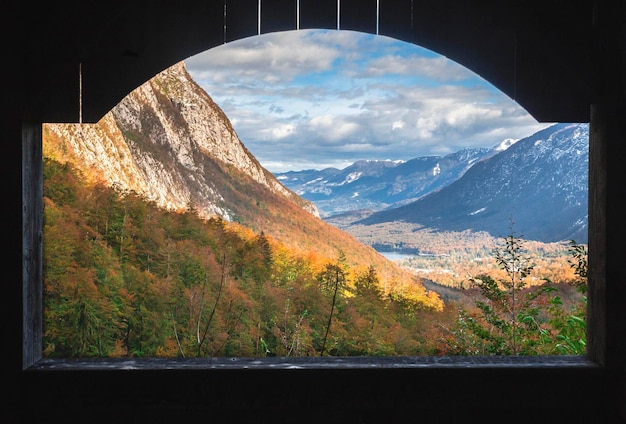 Blick von der Aussichtsplattform auf die Alpen im Nationalpark Triglav in Slowenien im Herbst.