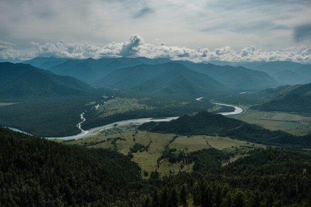 Blick von der Aussichtsplattform in Tyungur in der Republik Altai