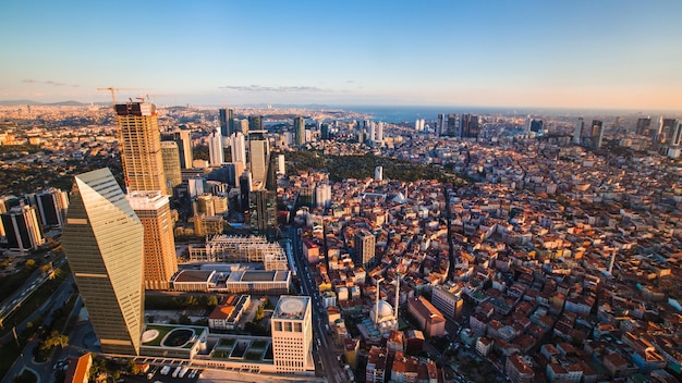 Blick von der Dachterrasse auf das Geschäftsviertel von Istanbul und das Goldene Horn