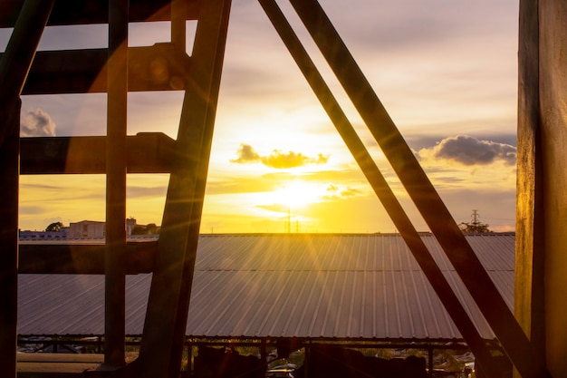 Blick von der Dachterrasse auf den Sonnenuntergang, der die Stadt und die orangefarbene Skyline in Thailand überbaut?