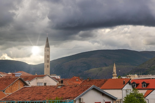 Blick von der Dachterrasse in der berühmten Stadt Mostar, Bosnien und Herzegowina