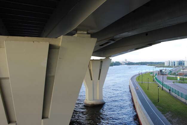 Blick von der darunter liegenden Fußgängerbrücke auf den Autobahnanschluss aus nächster Nähe