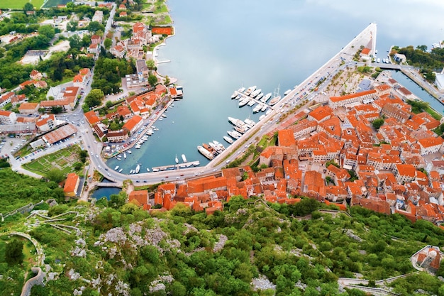 Blick von der Drohne auf die alte europäische Stadt und Anlegestelle für Yachten