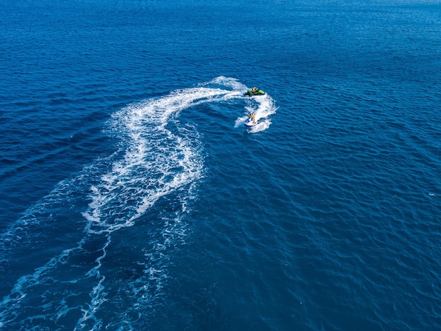 Blick von der Drohne des Jetskis im azurblauen Meer Wassersport