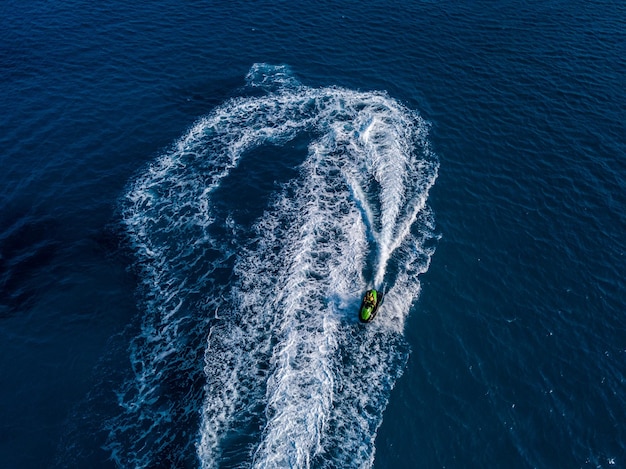 Blick von der Drohne des Jetskis im blauen Meer Wassersport