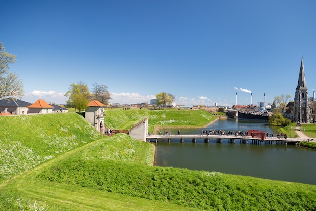 Blick von der Festung Kastellet auf das Königstor, die Brücke, den Wassergraben und die St. Albans-Kirche.