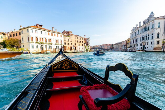 Blick von der Gondel über die schönen Wasserkanäle von Venedig Italien