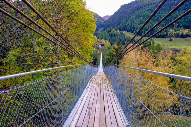 Foto blick von der hängebrücke goms über die rhône