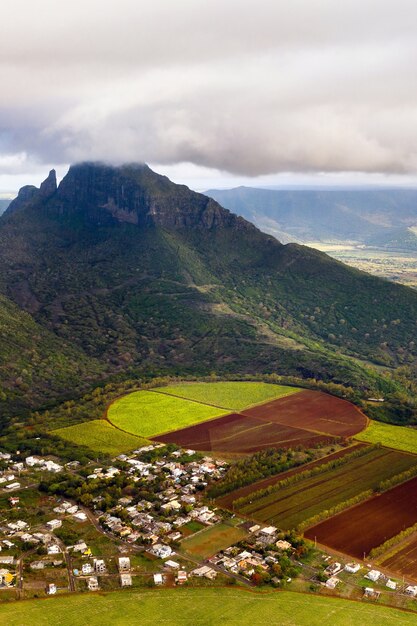 Blick von der Höhe der gesäten Felder auf der Insel Mauritius.