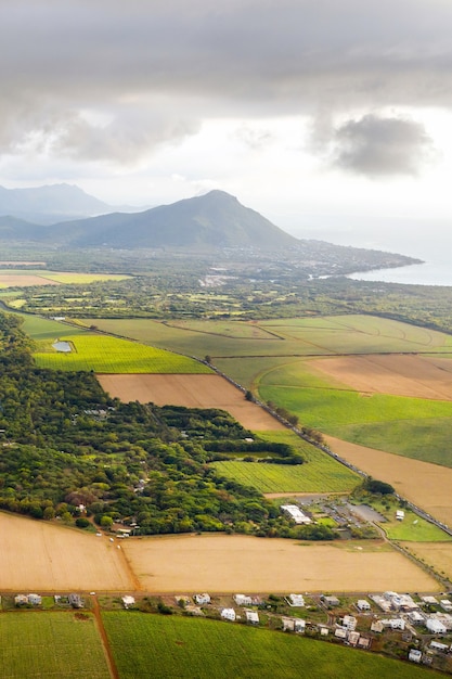 Blick von der Höhe der gesäten Felder auf der Insel Mauritius.