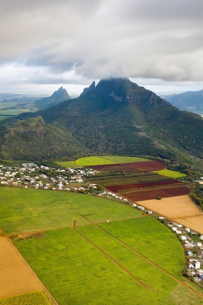 Blick von der Höhe der gesäten Felder auf der Insel Mauritius.