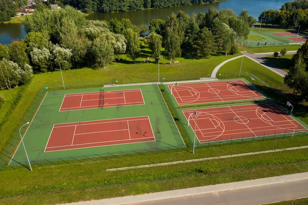 Foto blick von der höhe der leeren tennisplätze tagsüber im sommer