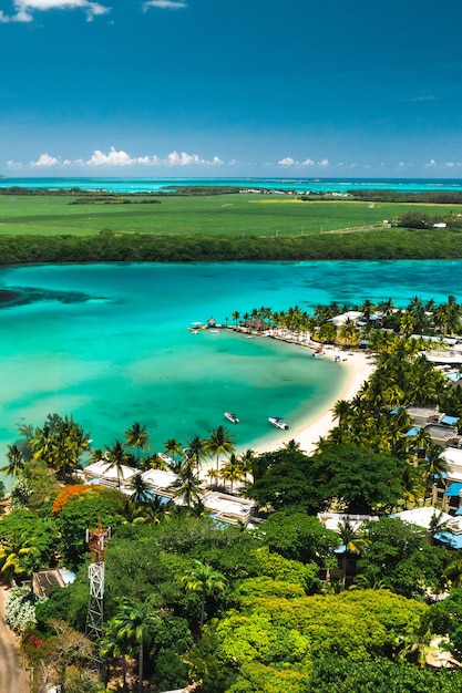 Blick von der Höhe der Ostküste der Insel Mauritius im Indischen Ozean. Schöne Lagune der Insel Mauritius,