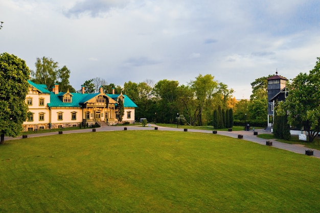 Blick von der Höhe des Anwesens in den Loshitsky Park in Minsk