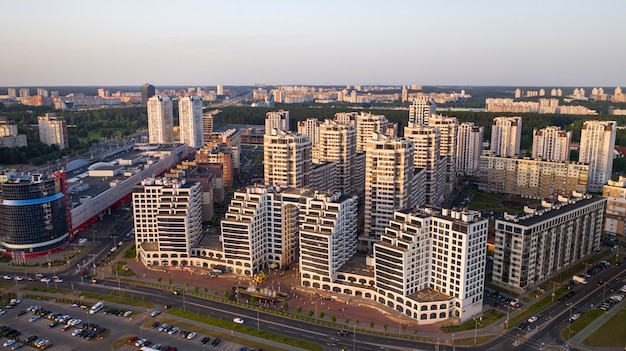 Blick von der Höhe des neuen Stadtteils in der Stadt Minsk.Architektur der Stadt Minsk.Ein neuer Bereich des Leuchtturms.Weißrussland.