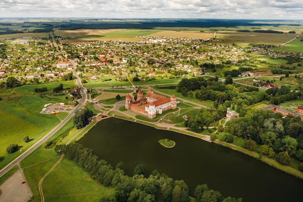 Blick von der Höhe des Schlosses Mir in Weißrussland und des Parks an einem Sommertag.Belarus