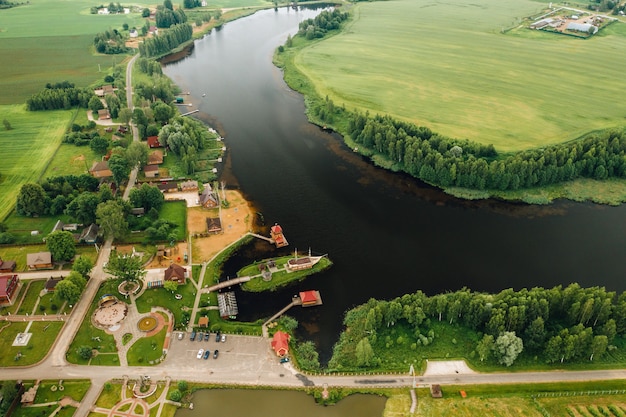 Blick von der Höhe des Sees auf eine grüne Wiese in Form eines Hufeisens und eines Dorfes in der Region Mogilev.Belarus.The Nature Of Belarus