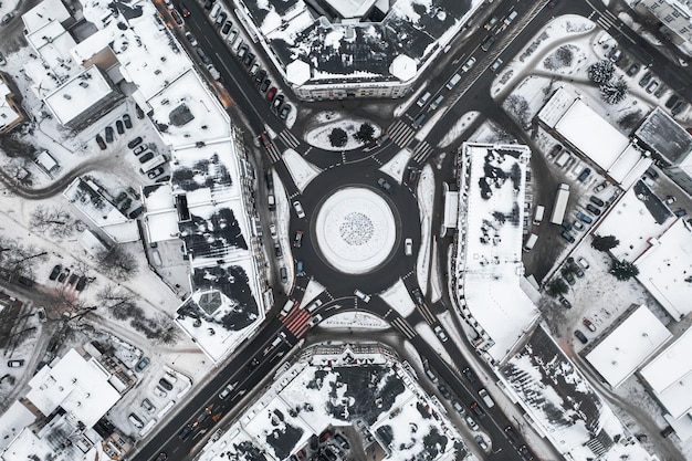 Blick von der Höhe einer kleinen Stadt im Winter Verschneites Dorf mit schneebedeckten Häusern und Straßen