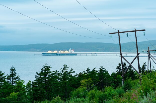 Blick von der Küste von Sachalin auf das LNG-Offshore-Terminal mit festgemachtem Gastanker